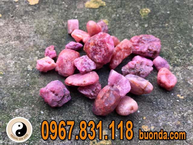 Đá ruby rải nền nhà