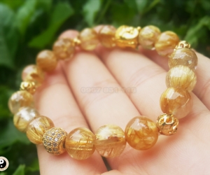 Mệnh thổ hợp vòng màu gì? nên đeo đá hay đeo vàng?