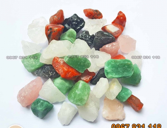 Đá Thạch Anh Vụn Thô Nhỏ Ngũ Sắc Phong Thủy