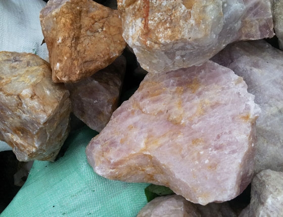 Giá bán đá thạch anh vụn tại Hà Nội như thế nào